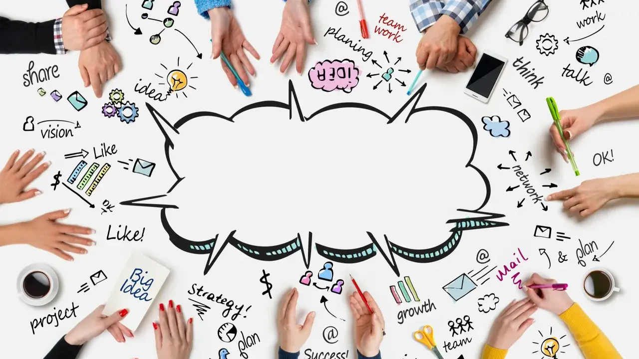 Burza mysli: zespół ludzi tworzy mapę myśli z hasłami "teamwork", "idea", "vision", "plan", "strategy", "growth", "success", "think", "talk", "network", "share", "project", "team".