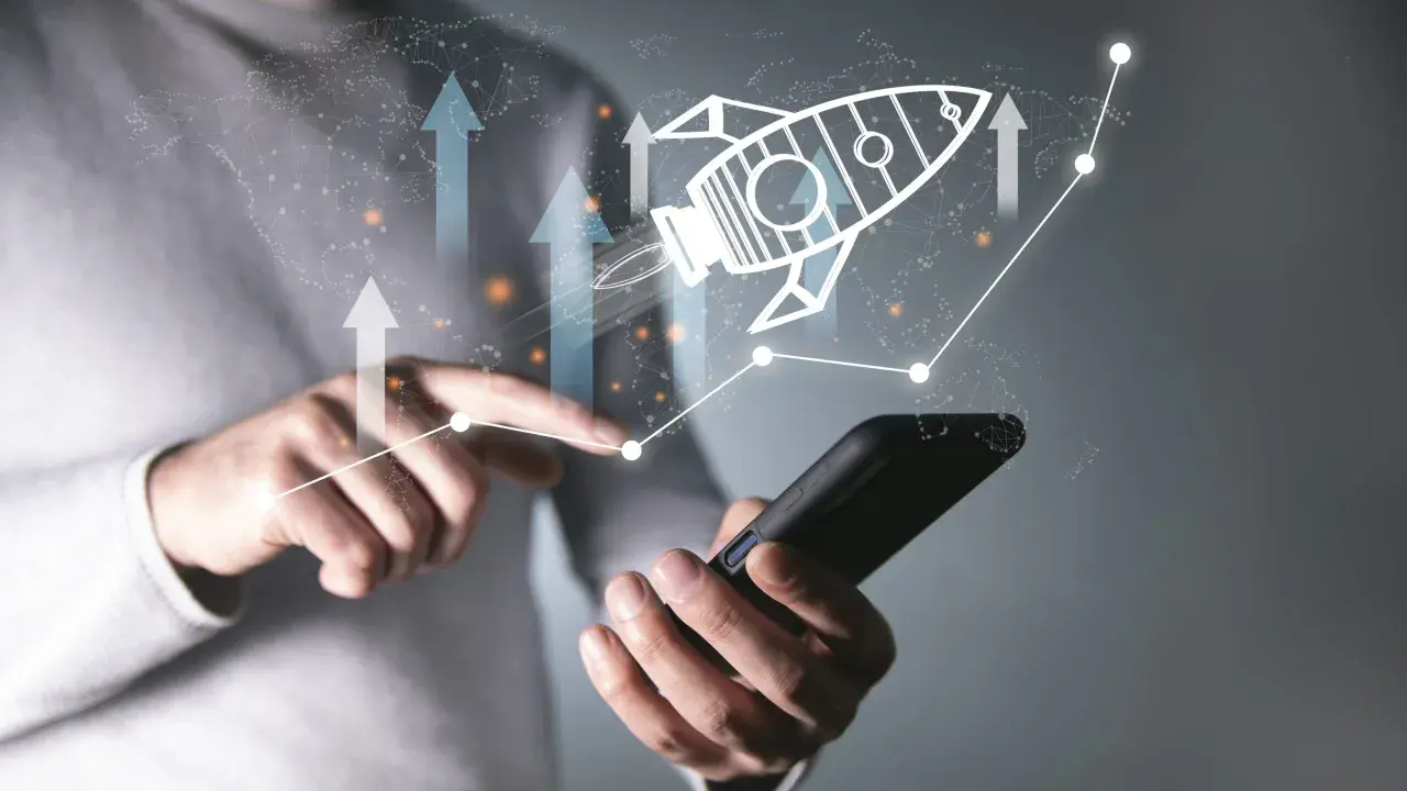 Rakieta symbolizująca growth marketing wystrzeliwuje w górę, wskazując na globalny wzrost i sukces.