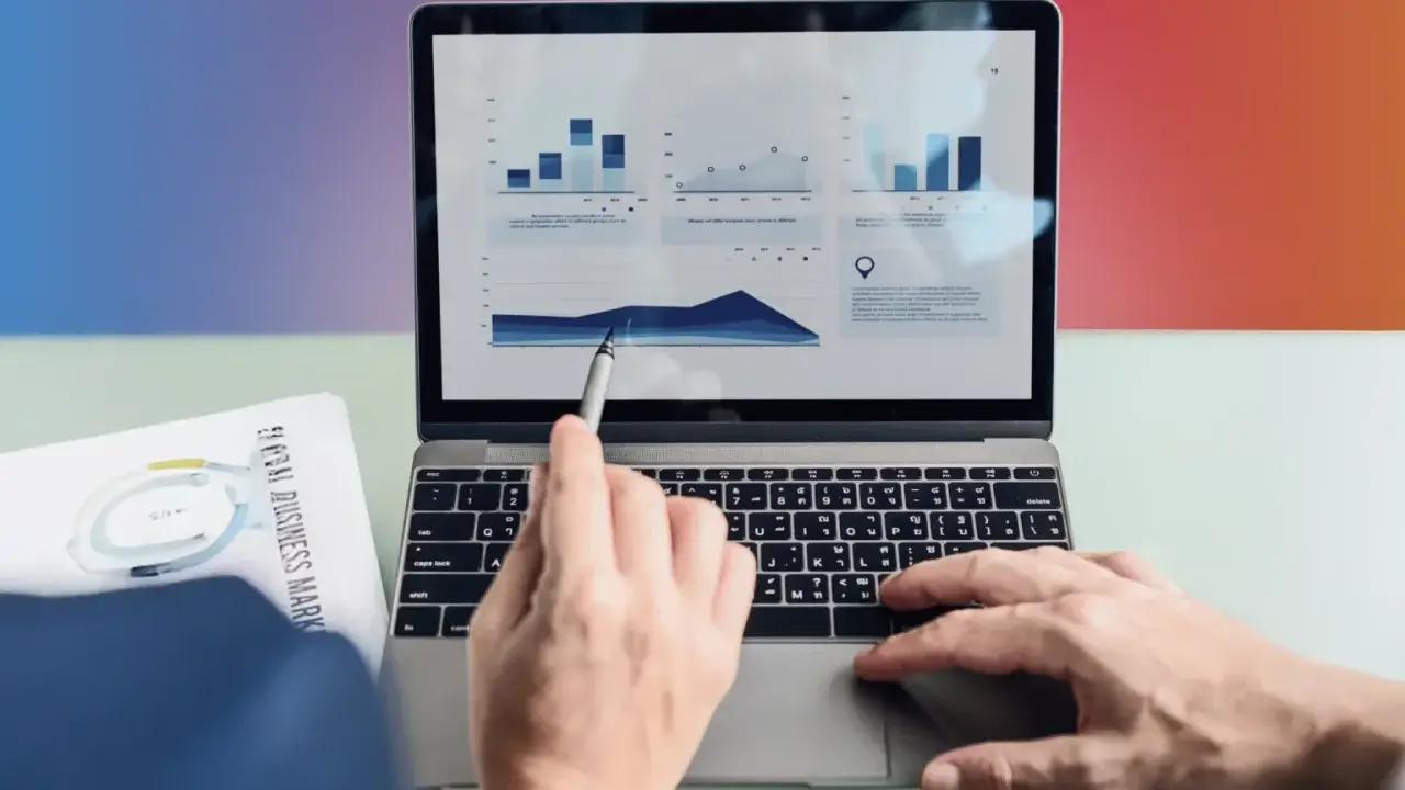 Analiza wykresów na ekranie laptopa, klucz do sukcesu w 7c marketing.
