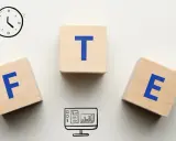 Klocki z literami F, T, E. Obok zegar, wykresy, komputer i pracownik. Jak obliczyć FTE?