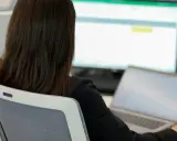 Kobieta analizuje dane, porównanie dwóch kolumn Excel na monitorze.