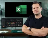 Mężczyzna z ramionami skrzyżowanymi na piersi, logo Excel na ekranie. Idealne miejsce na **excel samouczek**.