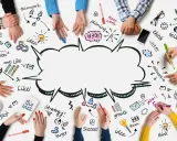 Burza mysli: zespół ludzi tworzy mapę myśli z hasłami "teamwork", "idea", "vision", "plan", "strategy", "growth", "success", "think", "talk", "network", "share", "project", "team".