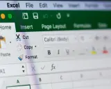 Ekran Excela z widocznym menu "Home" i opcjami "Cut", "Copy", "Paste". Dowiedz się, jak zablokować formułę w Excelu.