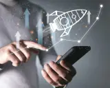 Rakieta symbolizująca growth marketing wystrzeliwuje w górę, wskazując na globalny wzrost i sukces.