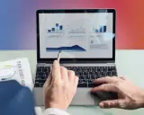 Analiza wykresów na ekranie laptopa, klucz do sukcesu w 7c marketing.