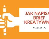 Biała dłoń trzyma ołówek. Obok tekst: "JAK NAPISAĆ BRIEF KREATYWNY? PRZECZYTAJ".