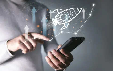 Rakieta symbolizująca growth marketing wystrzeliwuje w górę, wskazując na globalny wzrost i sukces.