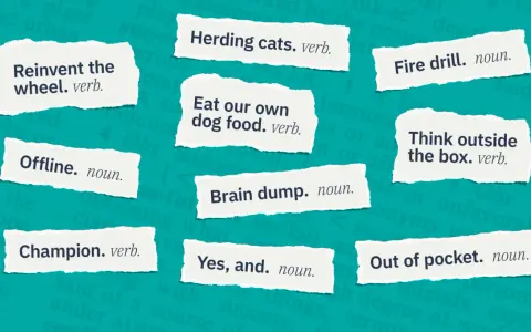 Karty z wyrwanymi fragmentami tekstu, prezentujące popularne **buzzwordy po polsku**, takie jak "Reinvent the wheel" czy "Think outside the box".
