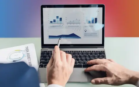 Analiza wykresów na ekranie laptopa, klucz do sukcesu w 7c marketing.