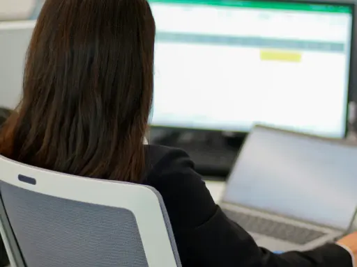 Kobieta analizuje dane, porównanie dwóch kolumn Excel na monitorze.