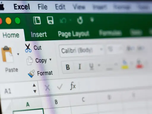 Ekran Excela z widocznym menu "Home" i opcjami "Cut", "Copy", "Paste". Dowiedz się, jak zablokować formułę w Excelu.