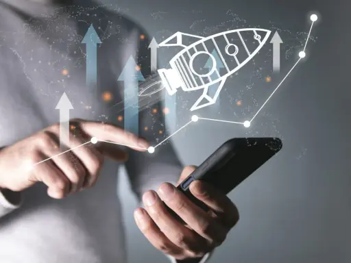 Rakieta symbolizująca growth marketing wystrzeliwuje w górę, wskazując na globalny wzrost i sukces.
