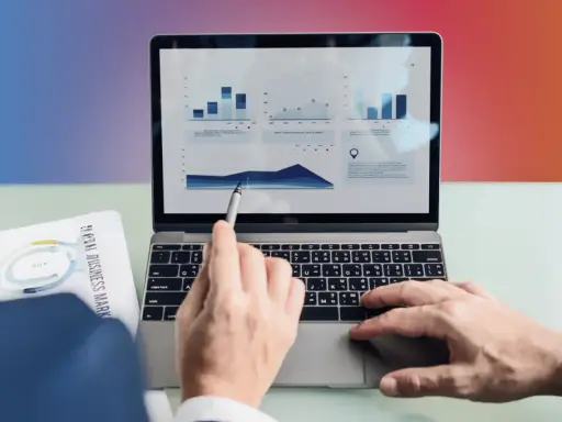 Analiza wykresów na ekranie laptopa, klucz do sukcesu w 7c marketing.