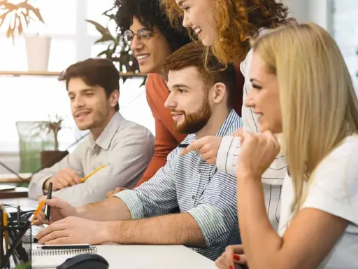 Zespół dyskutuje o nowych trendach w marketingu, analizując dane na komputerach.