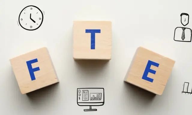 Klocki z literami F, T, E. Obok zegar, wykresy, komputer i pracownik. Jak obliczyć FTE?
