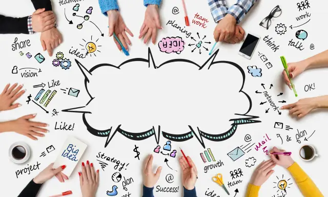 Burza mysli: zespół ludzi tworzy mapę myśli z hasłami "teamwork", "idea", "vision", "plan", "strategy", "growth", "success", "think", "talk", "network", "share", "project", "team".