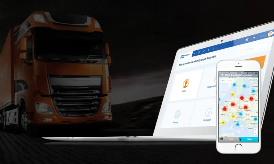 Pomarańczowa ciężarówka obok laptopa i telefonu z mapą pokazującą lokalizację pojazdów dzięki systemowi GPS.