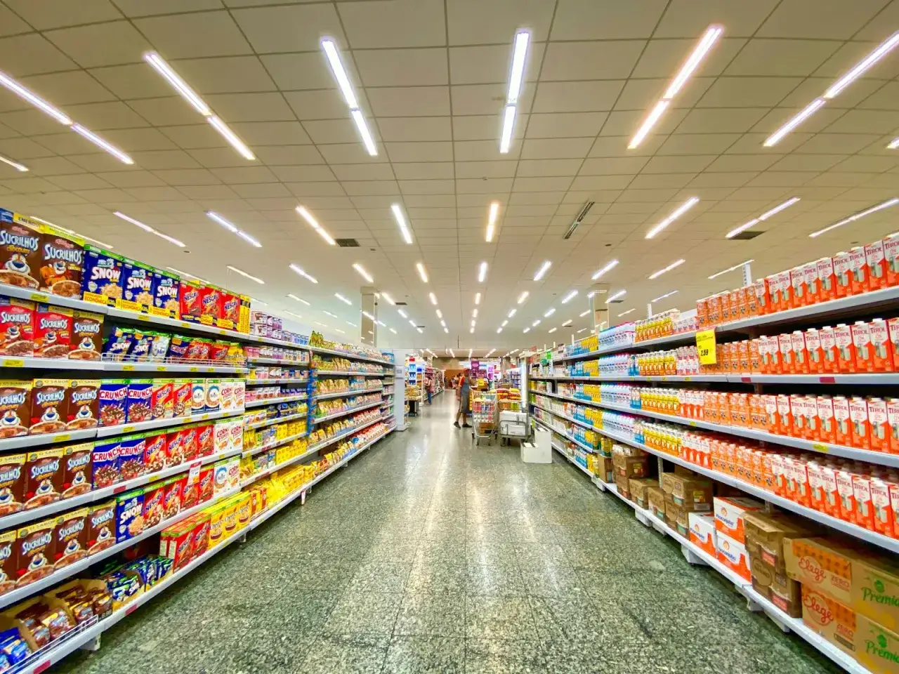 Alejka w supermarkecie z produktami spożywczymi, gdzie strategie rynkowe są widoczne w rozmieszczeniu towar&oacute;w.