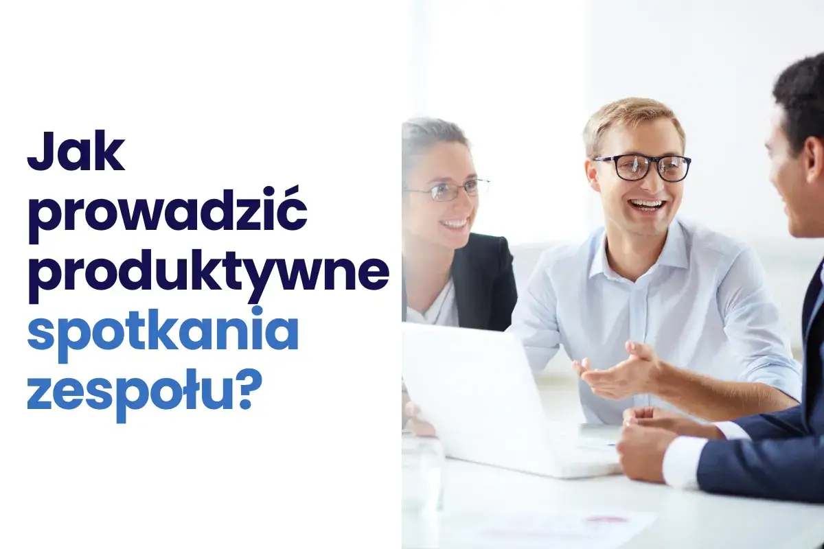 Jak prowadzić produktywne spotkania zespołu? Trzech współpracowników dyskutuje przy laptopie, uśmiechając się.