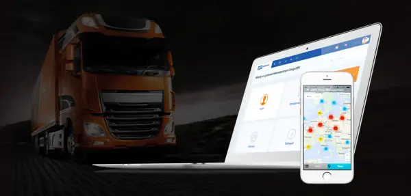 Pomarańczowa ciężarówka obok laptopa i telefonu z mapą pokazującą lokalizację pojazdów dzięki systemowi GPS.